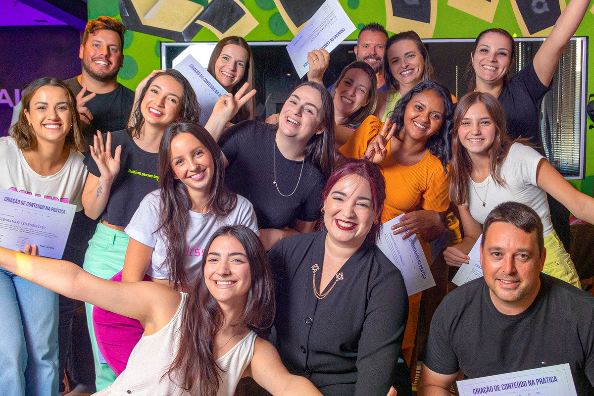 Equipe de alunos com certificado